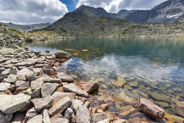 Riflessione della vetta d'Irechek nei laghi Musalenski, montagna di Rila — Foto Stock