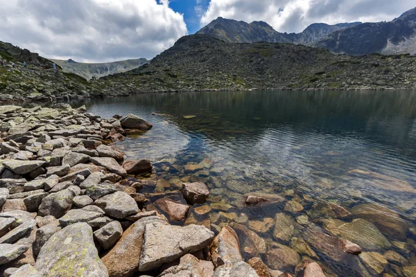 Refleksi puncak Irechek di danau Musalenski, gunung Rila — Stok Foto