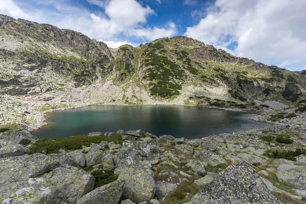 Pemandangan panorama danau Musalenski dan puncak Musala, gunung Rila — Stok Foto