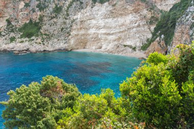 Mavi su ve kayalar Zakynthos Adası'nda küçük Beach ile muhteşem deniz manzarası