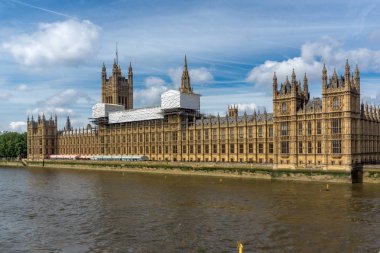 Londra - 19 Haziran 2016: Westminster Sarayı ve Thames Nehri, Londra, İngiltere Cityscape