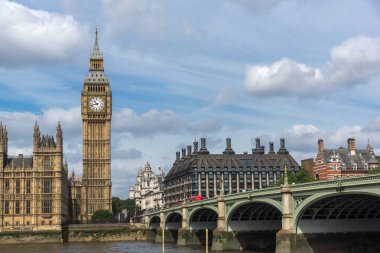 Londra - 19 Haziran 2016: Westminster Sarayı ve Thames Nehri, Londra, İngiltere Cityscape