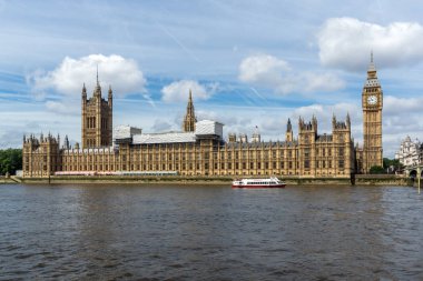Londra - 19 Haziran 2016: Westminster Sarayı ve Thames Nehri, Londra, İngiltere Cityscape