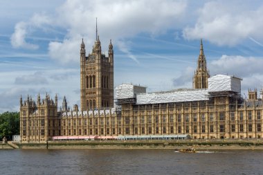 Londra - 19 Haziran 2016: Westminster Sarayı ve Thames Nehri, Londra, İngiltere Cityscape