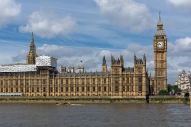 Londra - 19 Haziran 2016: Westminster Sarayı ve Thames Nehri, Londra, İngiltere Cityscape