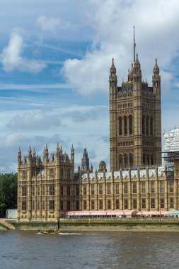 Londra - 19 Haziran 2016: Westminster Sarayı ve Thames Nehri, Londra, İngiltere Cityscape