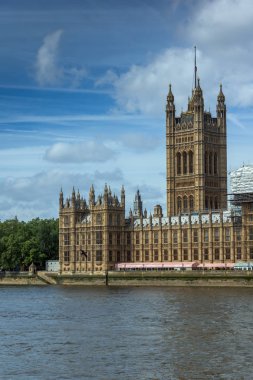 Londra - 19 Haziran 2016: Westminster Sarayı ve Thames Nehri, Londra, İngiltere Cityscape