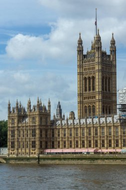 Londra - 19 Haziran 2016: Westminster Sarayı ve Thames Nehri, Londra, İngiltere Cityscape