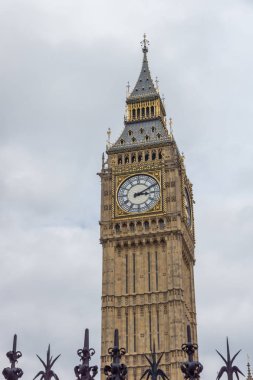 Londra - 19 Haziran 2016: Westminster Sarayı ve Thames Nehri, Londra, İngiltere Cityscape