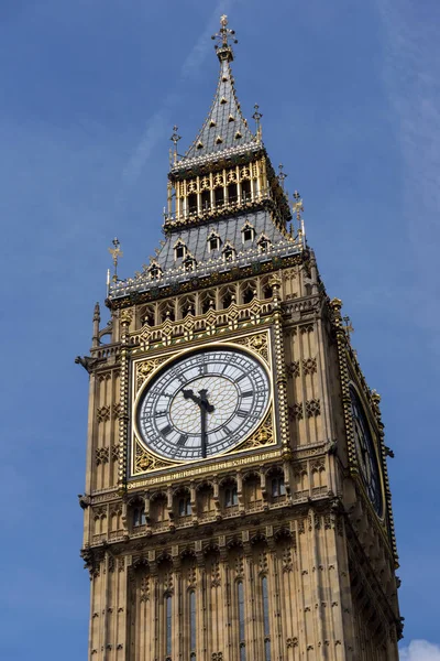 Londra - 19 Haziran 2016: Westminster Sarayı ve Big Ben, London, İngiltere'de Cityscape,
