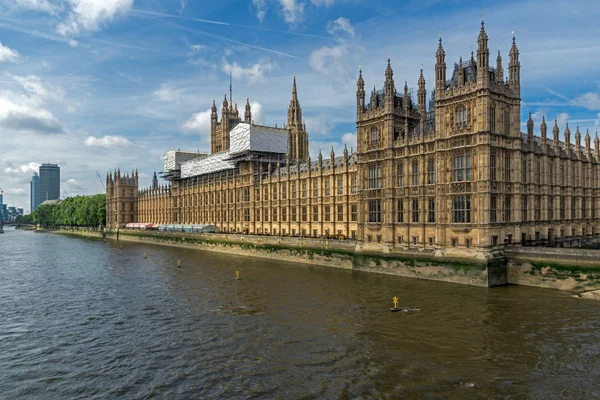 London, england - 19. juni 2016: stadtbild von Westminster Palace und thames river, london, england — Stockfoto