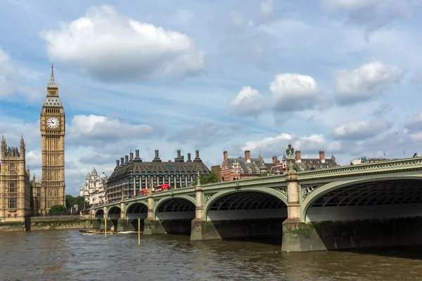 LONDRES, INGLATERRA - 19 DE JUNIO DE 2016: Paisaje urbano del Palacio de Westminster y el río Támesis, Londres, Inglaterra — Foto de Stock