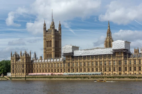 London, england - 19. juni 2016: stadtbild von Westminster Palace und thames river, london, england — Stockfoto