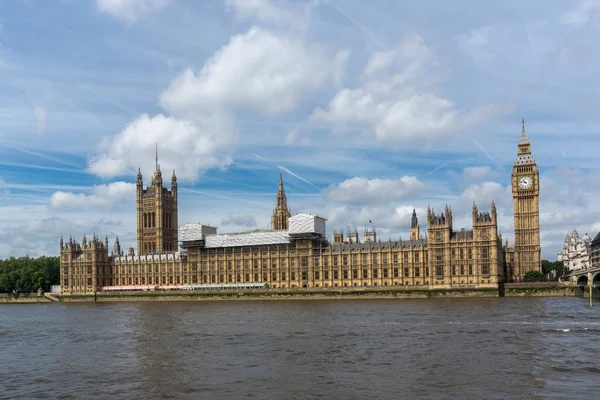 LONDRES, INGLÊS - JUNHO 19 2016: Cidade do Palácio de Westminster e Rio Tâmisa, Londres, Inglaterra — Fotografia de Stock
