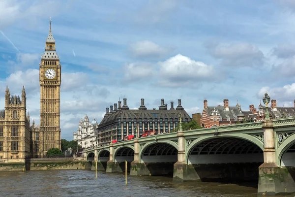 LONDRES, INGLÊS - JUNHO 19 2016: Cidade do Palácio de Westminster e Rio Tâmisa, Londres, Inglaterra — Fotografia de Stock