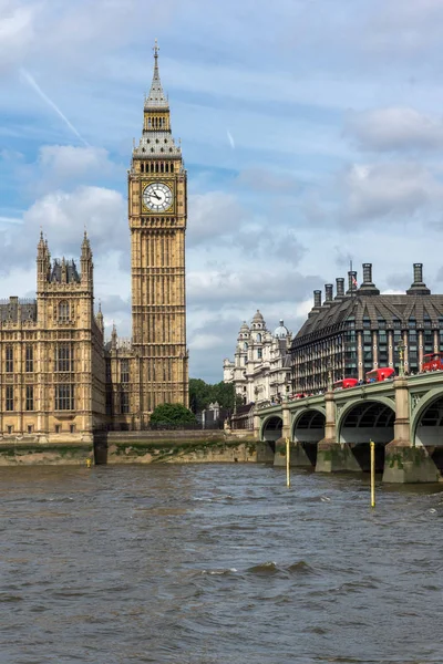 LONDRES, INGLÊS - JUNHO 19 2016: Cidade do Palácio de Westminster e Rio Tâmisa, Londres, Inglaterra — Fotografia de Stock