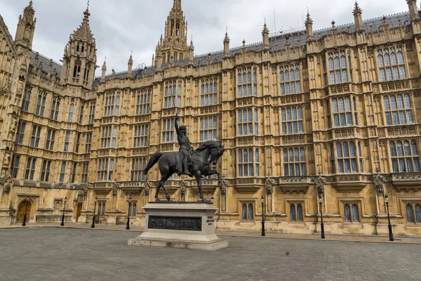 London, Anglia - június 19 2016: Richard I emlékmű előtt a Houses of Parliament, London, Anglia — Stock Fotó