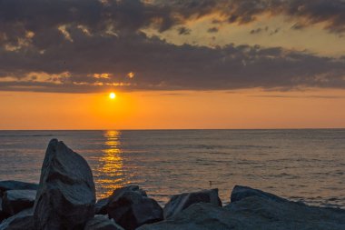 Tsarevo, Bulgaristan beldesi sahilinde gündoğumu Panorama