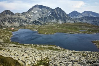 Kamenitsa tepe ve Tevno Gölü, Pirin Dağı üzerinde kara bulutlar