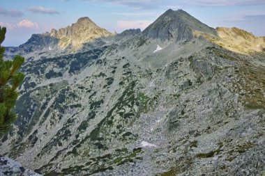 Gün batımı görünümü Dzhangal ve Momin Dvor Peaks, Pirin Dağı