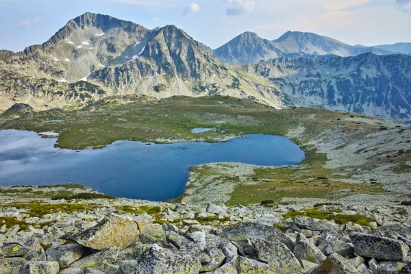 Panorama s Kamenica peak a temným jezerem Lake, pohoří Pirin — Stock fotografie