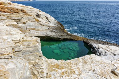 Giola doğal havuzun Thassos Adası, Doğu Makedonya ve Trakya yeşil sularına