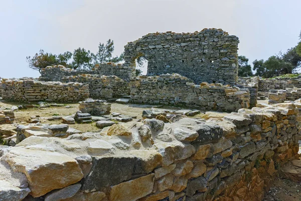 Ruinas en el sitio arqueológico de Aliki, la isla de Tasos, Macedonia Oriental y Tracia — Foto de Stock