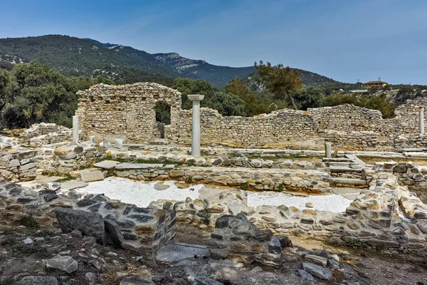 Kolumner i ruinerna av antika kyrkan i arkeologiska platsen i Aliki, Thassos island, Östra Makedonien och Thrakien — Stockfoto