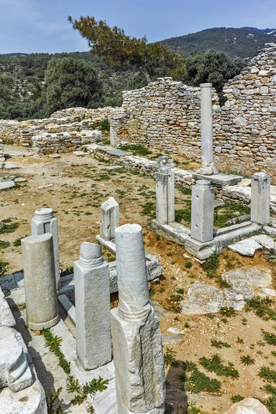 Columnas en ruinas de la antigua iglesia en el sitio arqueológico de Aliki, la isla de Tasos, Macedonia Oriental y Tracia — Foto de Stock