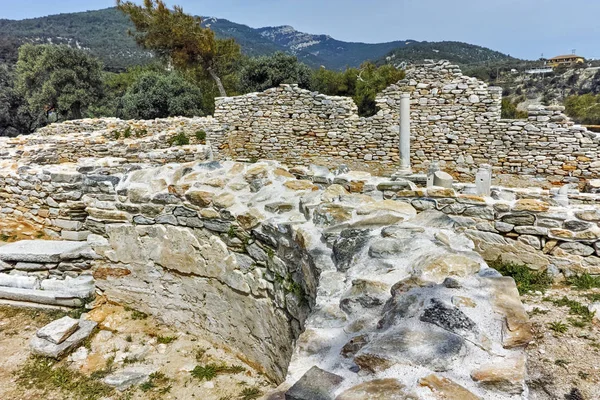 Kolommen in de ruïnes van de oude kerk in de archeologische site van Aliki, Thassos island, Oost-Macedonië en Thracië — Stockfoto