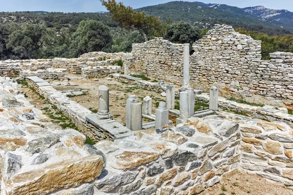 Kolommen in de ruïnes van de oude kerk in de archeologische site van Aliki, Thassos island, Oost-Macedonië en Thracië — Stockfoto