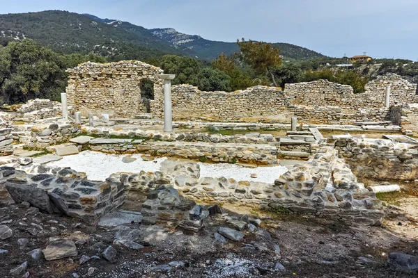 Kolommen in de ruïnes van de oude kerk in de archeologische site van Aliki, Thassos island, Oost-Macedonië en Thracië — Stockfoto