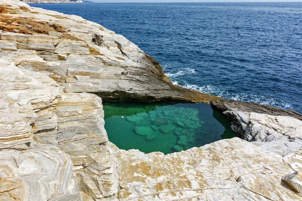 Grönt vatten i Giola naturlig Pool i Thassos island, Östra Makedonien och Thrakien — Stockfoto