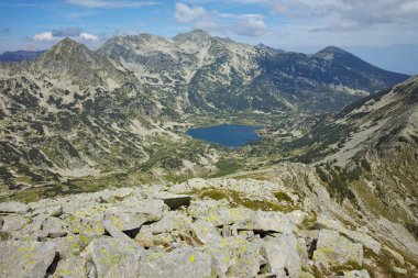 Dzhano Zirvesi 'nden Popovo gölüne panoramik görünüm, Pirin Dağı