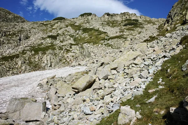 Las colinas rocosas de la derecha Kraledvorska pasar, Pirin montaña —  Fotos de Stock