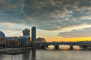 Gün batımı panorama Londra ve Thames Nehri, İngiltere