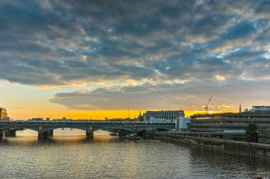 Gün batımı panorama Londra ve Thames Nehri, İngiltere