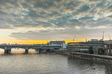 Gün batımı panorama Londra ve Thames Nehri, İngiltere