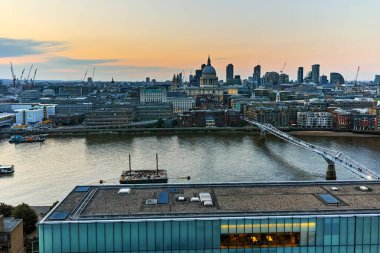 Gün batımı panorama Londra ve Thames Nehri, İngiltere
