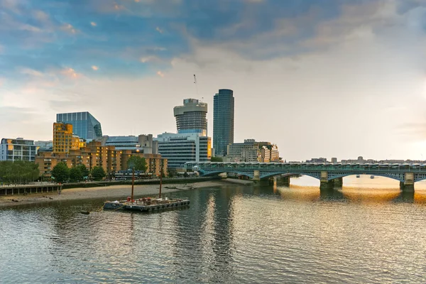 Sunset panorama of city of London and Thames river, England — Stock Photo, Image