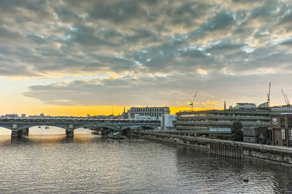 Panorama do pôr do sol da cidade de Londres e rio Tamisa, Inglaterra — Fotografia de Stock