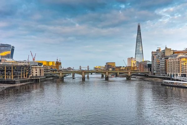 Panorama al atardecer de la ciudad de Londres y el río Támesis, Inglaterra —  Fotos de Stock