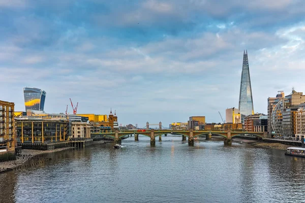 Panorama do pôr do sol da cidade de Londres e rio Tamisa, Inglaterra — Fotografia de Stock