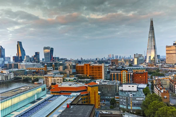 Panorama al atardecer de la ciudad de Londres y el río Támesis, Inglaterra —  Fotos de Stock