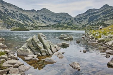 Şaşırtıcı görünümü temiz suların Popovo göl, Pirin Dağı