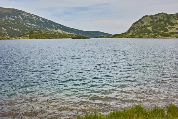 Prachtig uitzicht over schone wateren van Popovo lake, Pirin-gebergte — Stockfoto
