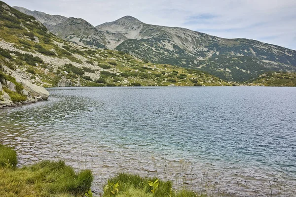 Incredibile vista sulle acque pulite del lago Popovo, montagna Pirin — Foto Stock