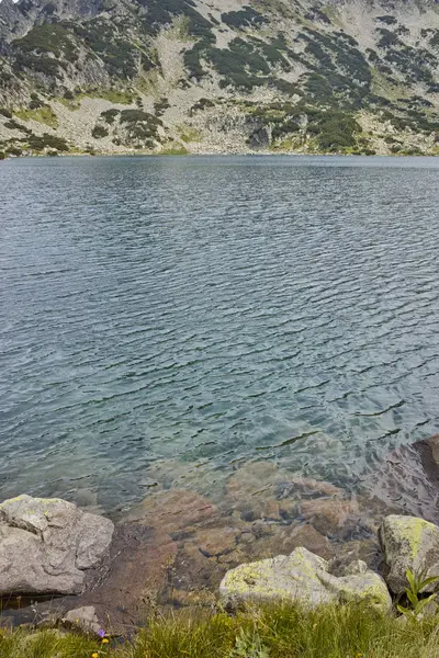 Atemberaubende Aussicht auf das saubere Wasser des Popovo-Sees, Pirin-Gebirge — Stockfoto