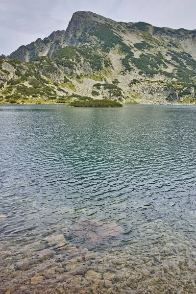 Удивительный вид на чистую воду озера Попово, горы Пирин — стоковое фото