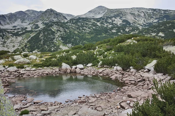 Vue imprenable sur les eaux propres du lac Popovo, montagne Pirin — Photo